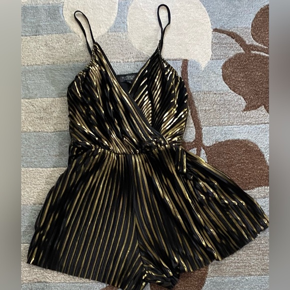 TopShop Black & Gold Accordion Pleat Romper. - Picture 2 of 8